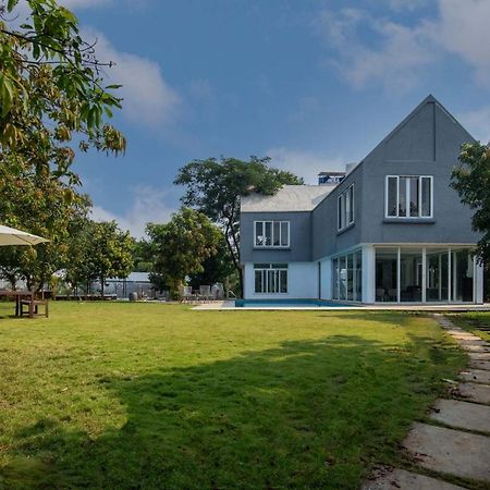 Twilight Grove By Stayvista - Pool- View Villa With Manicured Lawn, Contemporary Interiors & Home Theatre Karjat Exteriör bild