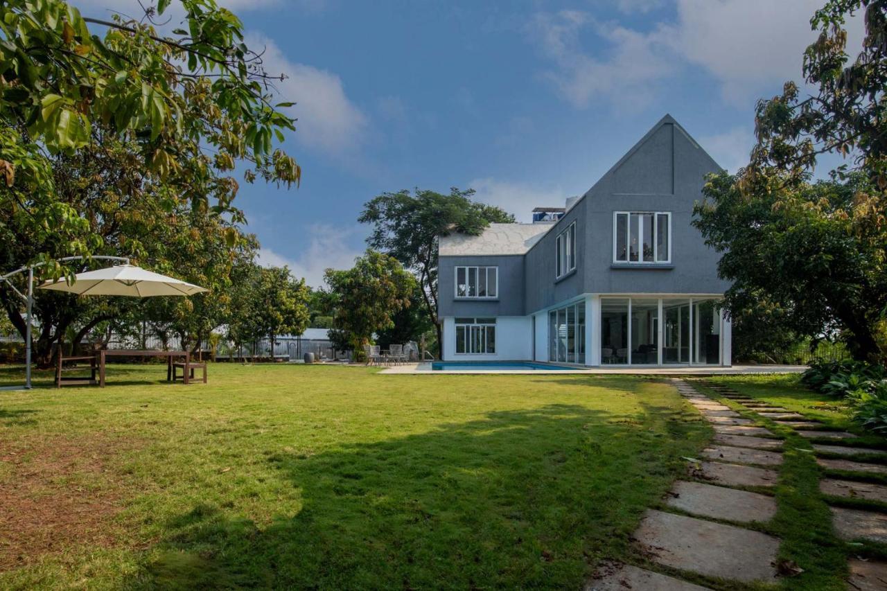 Twilight Grove By Stayvista - Pool- View Villa With Manicured Lawn, Contemporary Interiors & Home Theatre Karjat Exteriör bild
