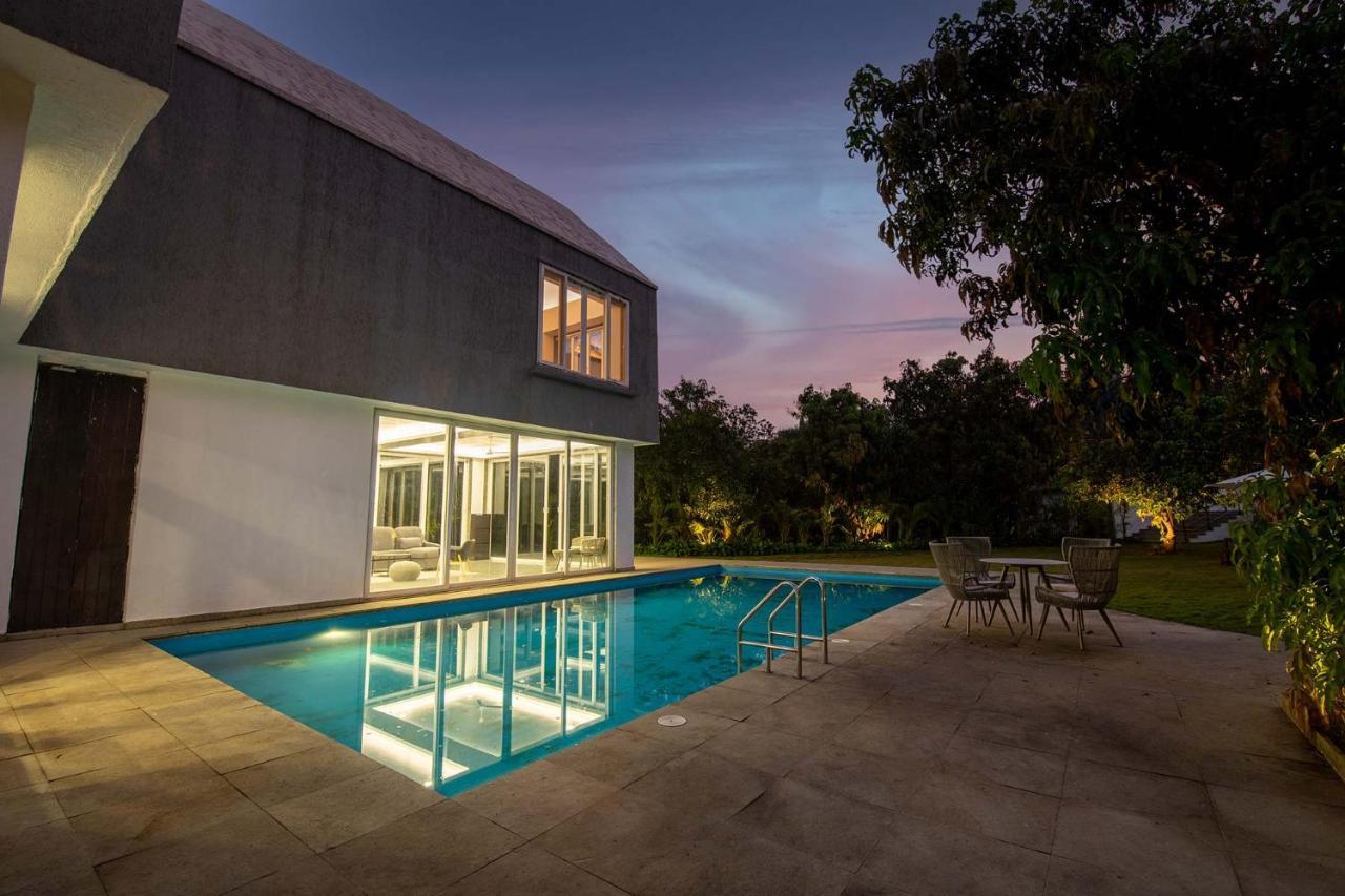 Twilight Grove By Stayvista - Pool- View Villa With Manicured Lawn, Contemporary Interiors & Home Theatre Karjat Exteriör bild