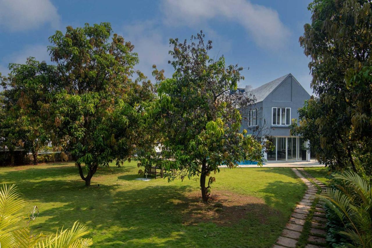 Twilight Grove By Stayvista - Pool- View Villa With Manicured Lawn, Contemporary Interiors & Home Theatre Karjat Exteriör bild